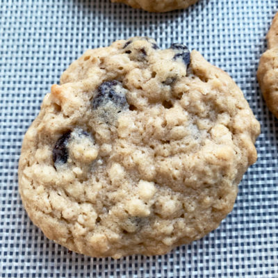 Read more about the article Soft and Chewy Oatmeal Cookies