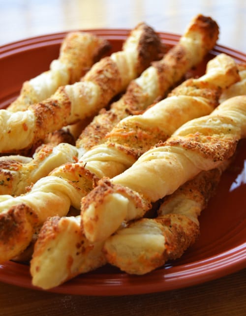 You are currently viewing Spicy Cheese Straws with Puff Pastry