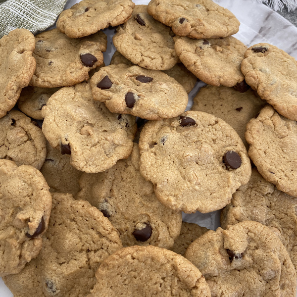 You are currently viewing Big Batch Peanut Butter Chocolate Chip Cookies