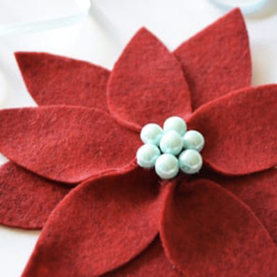 Read more about the article No Sew Felt Poinsettia Ornament