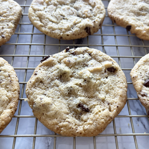 You are currently viewing Thin and Crispy Chocolate Chip Cookies