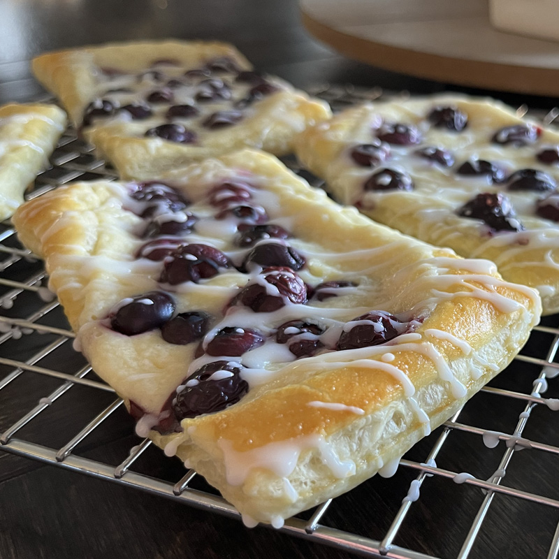 You are currently viewing Easy Blueberry Cream Cheese Danish with Puff Pastry